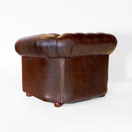 Luxuriöser brauner London-Classic Chesterfield Sessel aus hochwertigem Anilinleder – handgefertigt mit Massivholzrahmen und bequemer Polsterung.