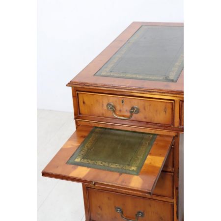 Mondäner englischer Pedestal Schreibtisch in Eibe, grünes Leder - sofort lieferbar