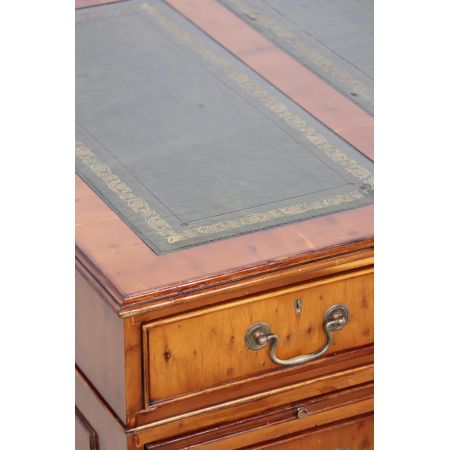 Mondäner englischer Pedestal Schreibtisch in Eibe, grünes Leder - sofort lieferbar