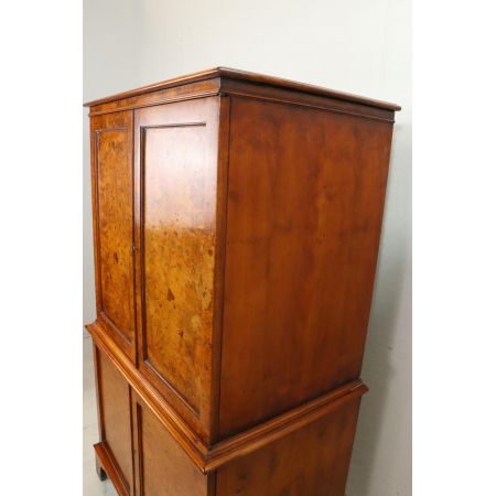 Multimedia-/ Fernsehschrank in Wurzelholz