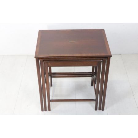 Nest of Tables bestehend aus drei Tischen mit Intarsien