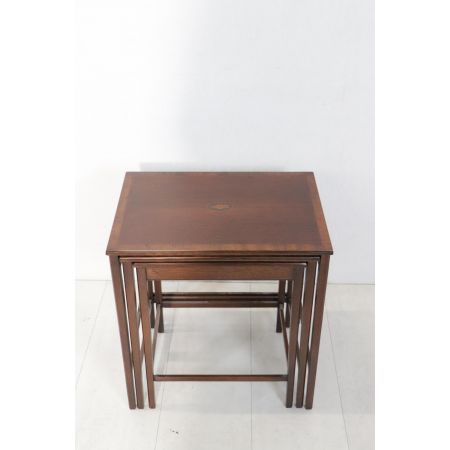Nest of Tables bestehend aus drei Tischen mit Intarsien
