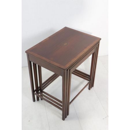 Nest of Tables bestehend aus drei Tischen mit Intarsien