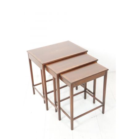 Nest of Tables bestehend aus drei Tischen mit Intarsien