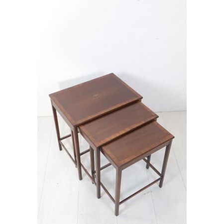 Nest of Tables bestehend aus drei Tischen mit Intarsien