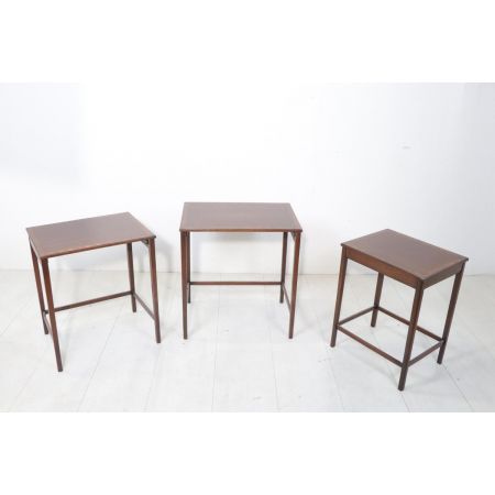 Nest of Tables bestehend aus drei Tischen mit Intarsien