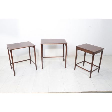 Nest of Tables bestehend aus drei Tischen mit Intarsien