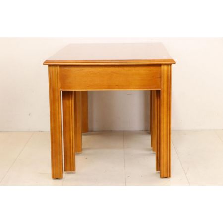 Nest of Tables im klassischen englischen Stil, mit Bandintarsien