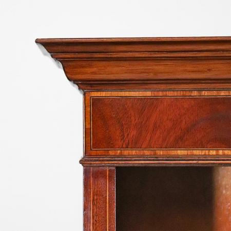 Open Bookcase aus Mahagoni mit feinen Intarsien