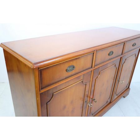 Originales Heldense Sideboard mit 3 Türen, in Eibe