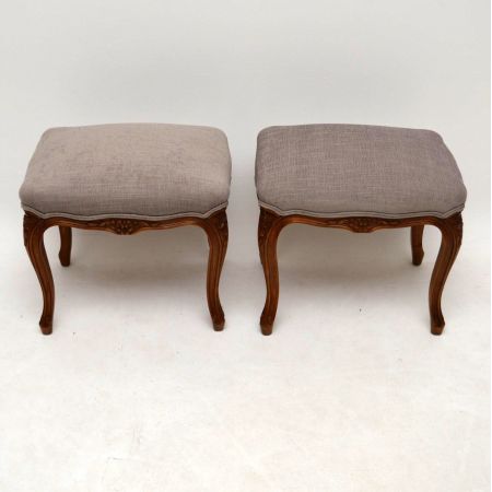 Paar Antike französische Walnussholz gepolsterte Hocker