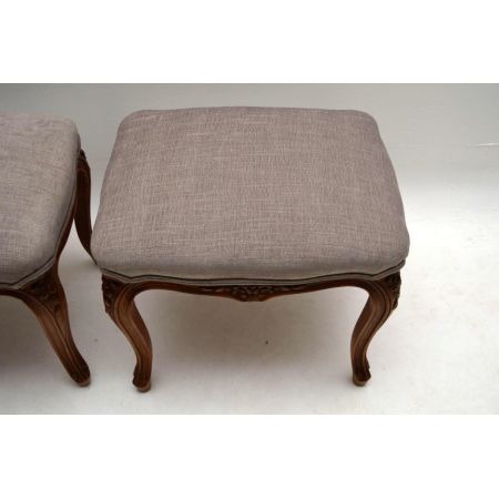 Paar Antike französische Walnussholz gepolsterte Hocker
