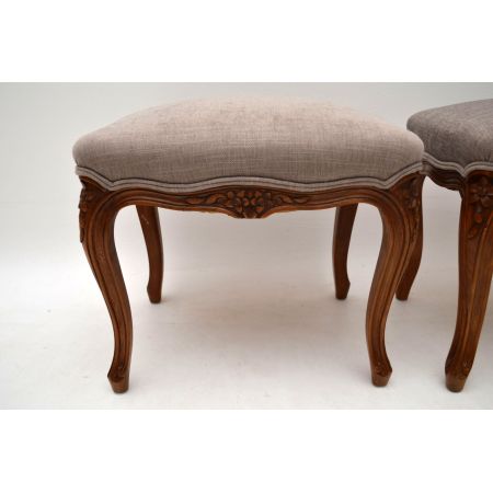 Paar Antike französische Walnussholz gepolsterte Hocker