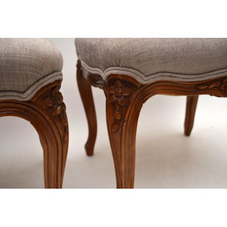 Paar Antike französische Walnussholz gepolsterte Hocker