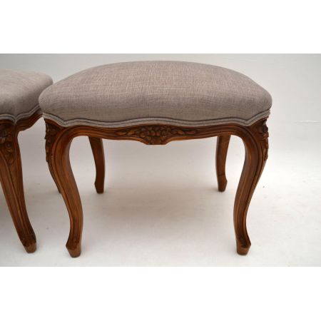 Paar Antike französische Walnussholz gepolsterte Hocker