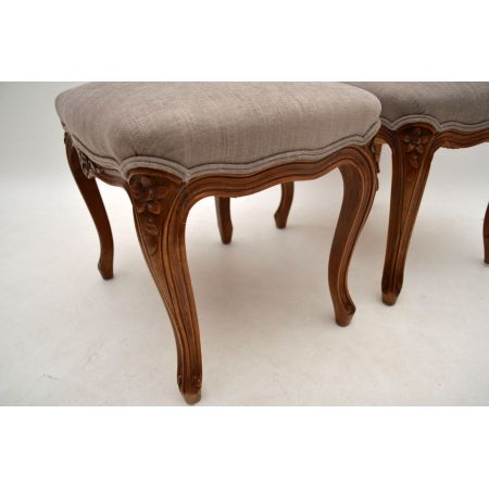 Paar Antike französische Walnussholz gepolsterte Hocker