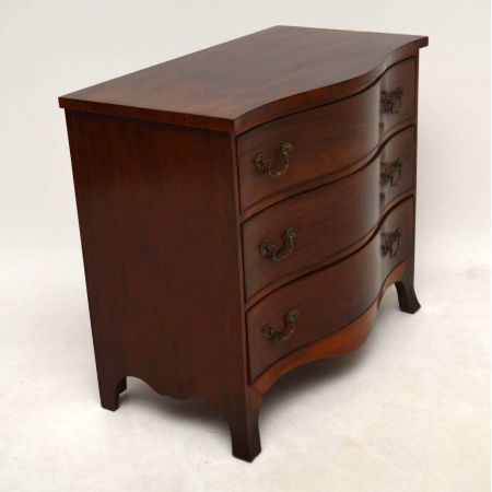 Paar antike Mahagoni Serpentine Truhen