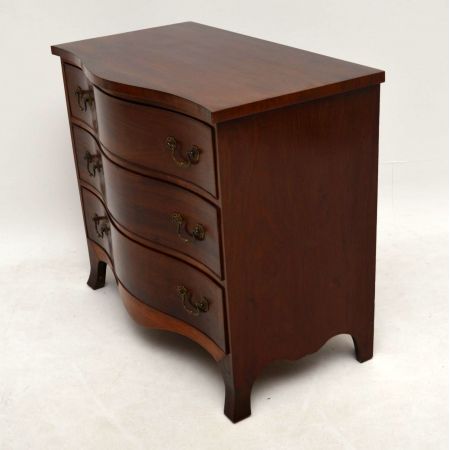 Paar antike Mahagoni Serpentine Truhen