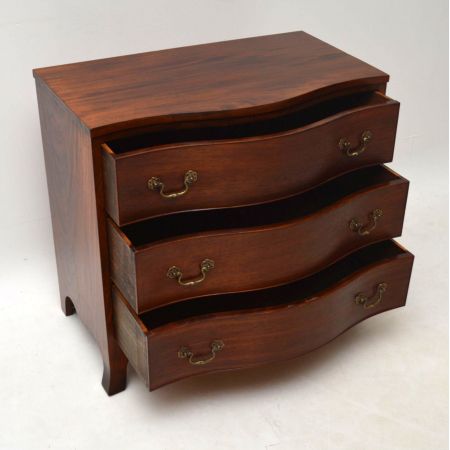 Paar antike Mahagoni Serpentine Truhen