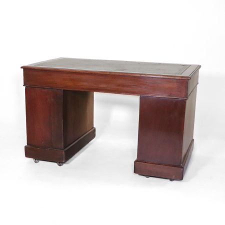 Viktorianischer Pedestal-desk aus massivem Mahagoni mit grüner Prägelederplatt, antiker Schreibtisch
