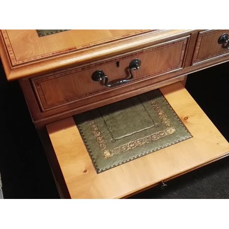 "Pedestal Desk" in Eibe - ebenfalls in Mahagoni erhältlich