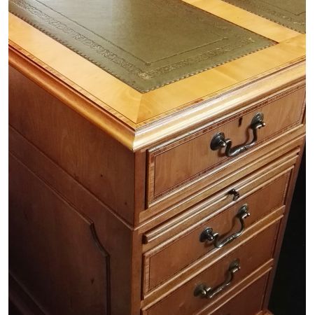 "Pedestal Desk" in Eibe - ebenfalls in Mahagoni erhältlich