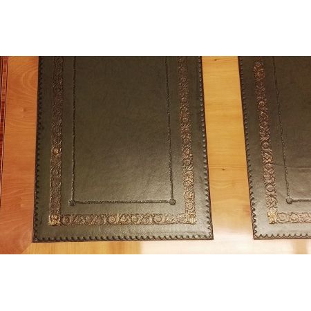 "Pedestal Desk" in Eibe - ebenfalls in Mahagoni erhältlich