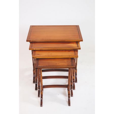 Ästhetisches Quartett Sofatische / Beistelltische aus Eibenholz