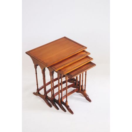 Ästhetisches Quartett Sofatische / Beistelltische aus Eibenholz