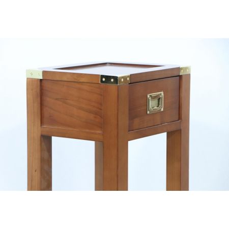 Robuster Beistelltisch im Campaign Stil mit Schublade