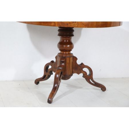 Runder Beistelltisch / Pillar Table mit feinen Schnitzarbeiten