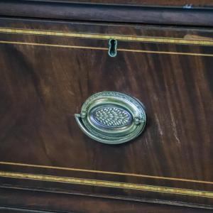 Edwardianischer Wäschenschrank  Linnen Press aus massivem Mahagoni mit oval handles