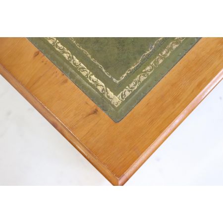 Pedestral Desk / Schreibtisch mit handgeprägter Lederplatteaus aus Eibenholz