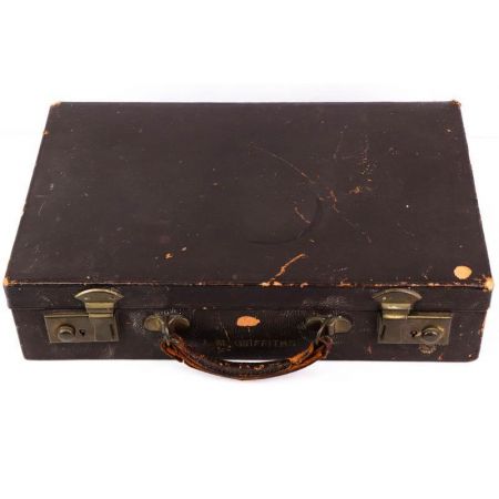 Stilvoller dunkelbrauner Koffer aus Leder mit praktischen Fächern