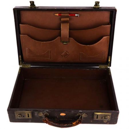 Stilvoller dunkelbrauner Koffer aus Leder mit praktischen Fächern