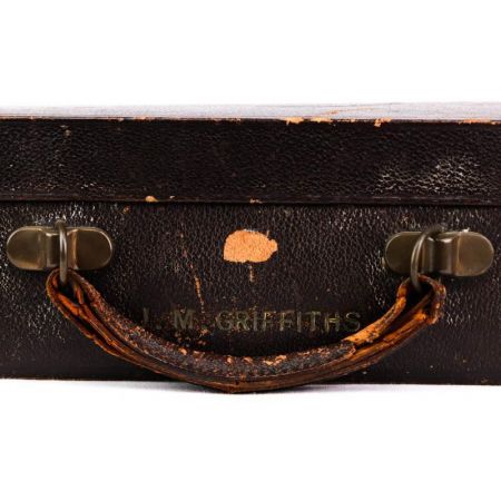 Stilvoller dunkelbrauner Koffer aus Leder mit praktischen Fächern