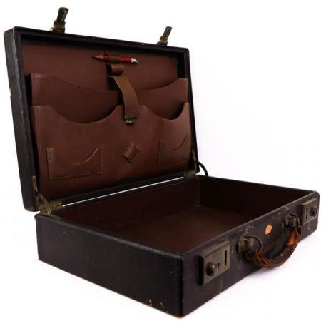 Stilvoller dunkelbrauner Koffer aus Leder mit praktischen Fächern