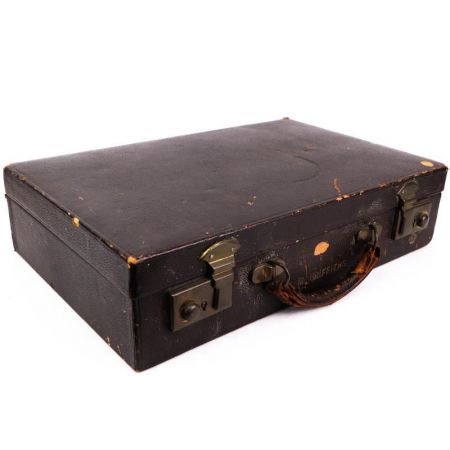 Stilvoller dunkelbrauner Koffer aus Leder mit praktischen Fächern