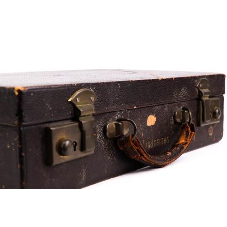 Stilvoller dunkelbrauner Koffer aus Leder mit praktischen Fächern