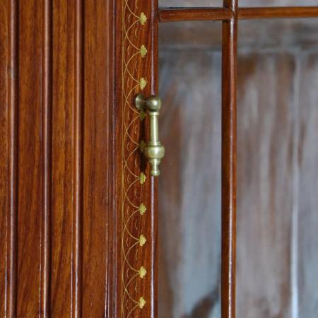 Eleganter Eckschrank aus Palisander – Klassischer Corner Cabinet mit verglasten Türen und kunstvollen Intarsien.