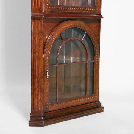 Eleganter Eckschrank aus Palisander – Klassischer Corner Cabinet mit verglasten Türen und kunstvollen Intarsien.