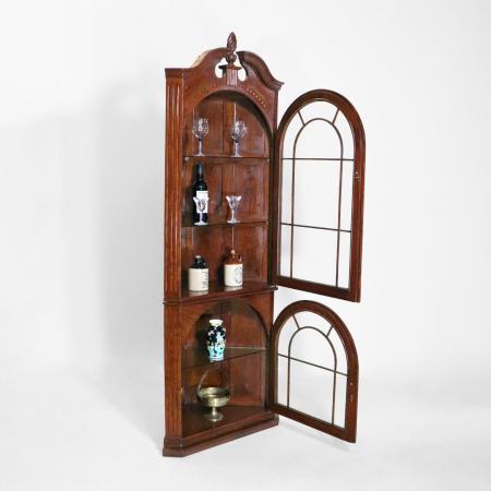 Eleganter Eckschrank aus Palisander – Klassischer Corner Cabinet mit verglasten Türen und kunstvollen Intarsien.