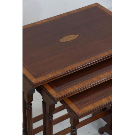 Stilvolles Mahagoni Nest of Tables mit Muschelintarsie, englisch - sofort lieferbar