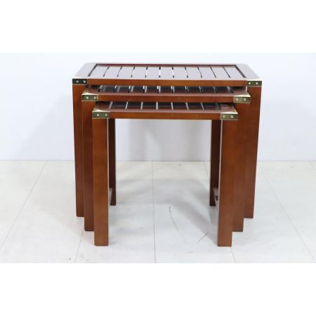 Stilvolles Nest of Tables im Campaign Stil