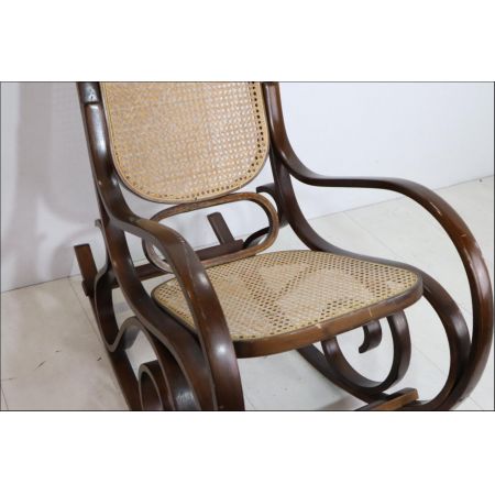 Thonet Stil Schaukelstuhl aus Bugholz mit Wiener Geflecht