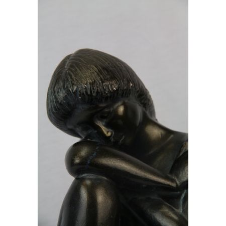 Figur Sitzende Frau