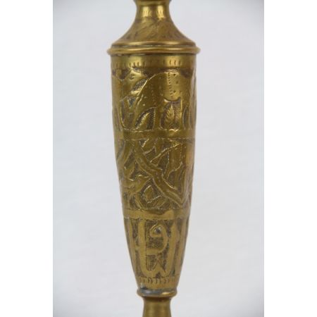 Goldfarbener antiker Lampenfuß