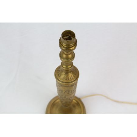 Goldfarbener antiker Lampenfuß