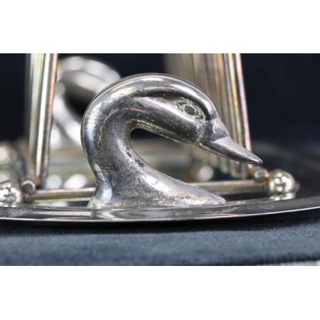 Versilberter Toastständer mit Tablett