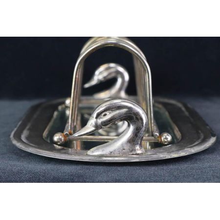 Versilberter Toastständer mit Tablett